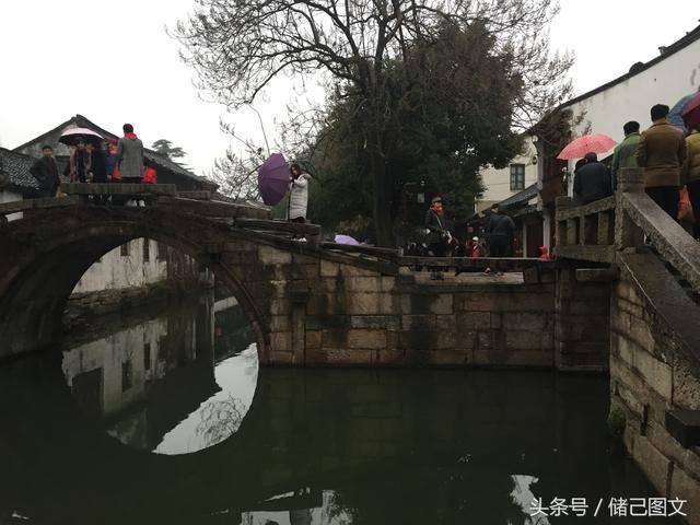 封闭式学校不允许点外卖并扔掉学生的外卖，你是否认同学校的做法？