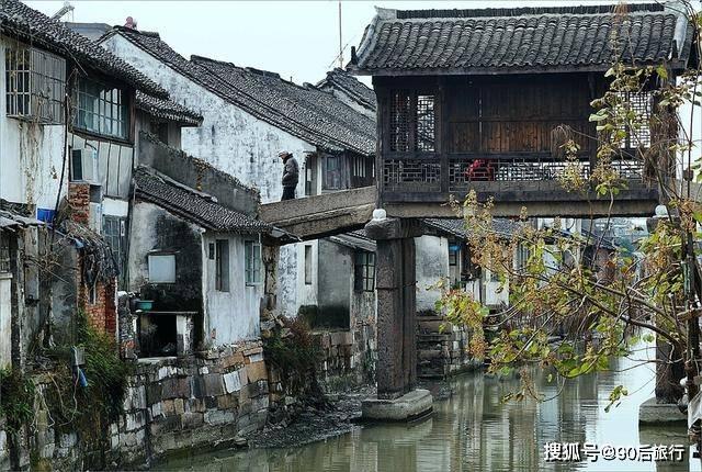 汪峰女儿小苹果久违晒动态，与闺蜜热舞养眼至极，和早年判若两人
